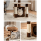 Ein gemütlicher Katzenbaum mit einem braun-weißen Design, mit einer Katze, die aus einem würfelförmigen Versteck schaut, und einer anderen Katze, die auf einer oberen Plattform entspannt.