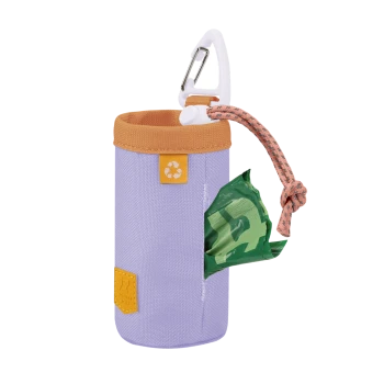 Ein lila Haustierabfallbeutelspender mit einem orangefarbenen Deckel, mit einem Recycling-Symbol und dekorativen Aufnähern sowie einem Clip zur Befestigung.
