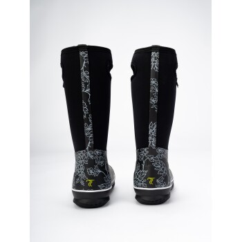 Schwarze wasserdichte Stiefel mit floralem Design, mit einer strukturierten Sohle und Zuglaschen für einfaches Anziehen.