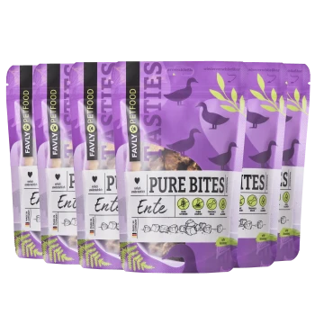 Eine Reihe von sechs lila Tierfutterbeuteln mit der Aufschrift "PURE BITES Ente," die Entenleckereien zeigen, mit Symbolen für Zutaten und Fütterungsanweisungen.