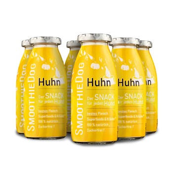 Sechs gelbe Flaschen von "SmoothieDog" Hundesnacks mit der Aufschrift "Huhn" und Text, der natürliche Zutaten und Superfoods hervorhebt.