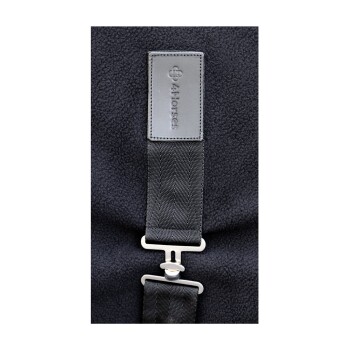 Nahaufnahme einer schwarzen Fleece-Pferde-Decke mit einem geprägten Lederetikett '4 Horses' und einem Metallverschlussriemen.