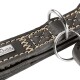 Nahaufnahme eines schwarzen Lederhundehalsbands mit hellbrauner Naht, Metall-D-Ringen und 'HUNTER'-Logoanhänger.