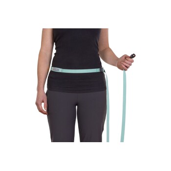 Eine Frau in einem schwarzen Tanktop und grauen Hosen hält eine hellblaue Hundeleine, die an einem passenden Hüftgurt mit der Aufschrift 'Ruffwear' befestigt ist.