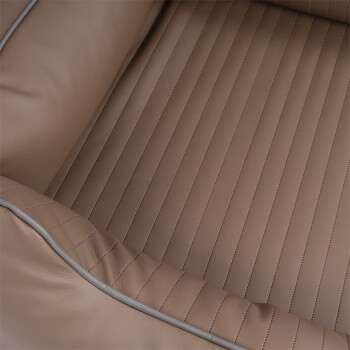 Nahaufnahme eines plüschigen, braunen Haustierbettes mit einem gesteppten Design und grauen Paspeln entlang der Kanten.