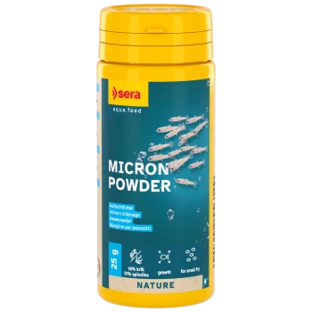 Żółte opakowanie karmy Sera Micron Powder dla małych rybek, 25 g, z 18% krylem i 51% spiruliną.