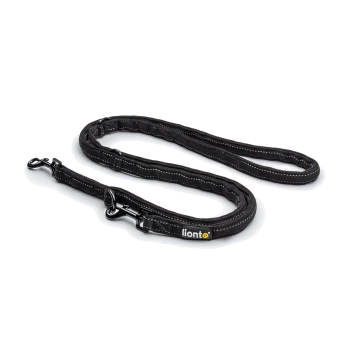 Schwarze Hundeleine mit reflektierenden Nähten und einem stabilen Clip, mit einem kleinen 'liónto' Logoetikett.