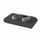 Graue Futter- und Wassernäpfe auf einer schwarzen rechteckigen Matte mit kleinem Logo in der Ecke.