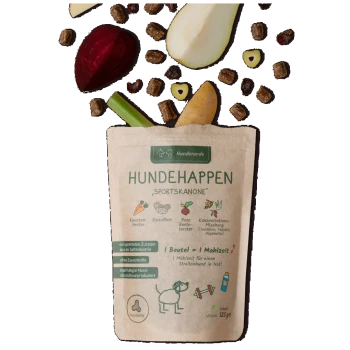 Ein Beutel "Hundehappen Sportskanone" Hundeleckerlis umgeben von Zutaten wie Birne, Rote Beete und Kartoffel, mit veganem Label und Nährwertsymbolen.