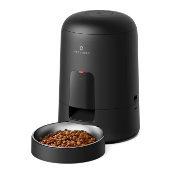 Automatischer Futterspender für Haustiere in schlankem schwarzen Design mit einer Schüssel, die mit trockenem Katzenfutter gefüllt ist, mit dem Markenlogo "PETLIBRO" oben.