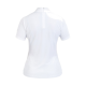 Ein schlichtes weißes Poloshirt mit kurzen Ärmeln, von hinten betrachtet, mit einem kleinen Kragen und einem Reißverschluss am Hals.