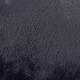 Nahaufnahme einer weichen, dunkelgrauen Haustierdecke mit einer strukturierten, plüschigen Oberfläche.