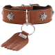 Braunes Lederhalsband mit silbernen Edelweißnieten, D-Ring und Lederquastenanhänger mit Aufschrift 'HUNTER'.