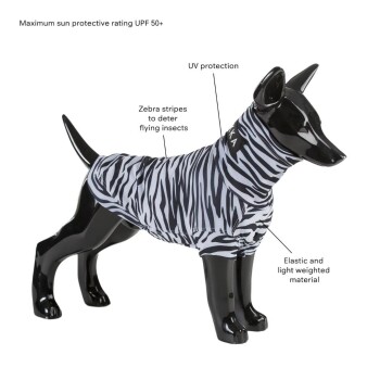 Ein schwarzes Hundemanikin in einem zebra-gestreiften UV-Shirt, beschriftet mit "UV-Schutz" und "leichtes, elastisches Material."