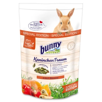 Eine Tüte Kaninchenfutter mit der Aufschrift 'bunny KaninchenTraum' und einem niedlichen Hasen auf der Vorderseite, mit Zutaten wie Kürbis und verschiedenen Gemüse.