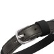 Nahaufnahme eines grauen Lederhalsbands mit silberner Metallschnalle, schwarzem Keeper und sichtbaren Nähten.