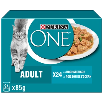 Verpackung von Purina ONE Katzenfutter mit einer flauschigen grauen Katze, beschriftet mit "ADULT", enthält 24 x 85g Portionen Meeresfrüchte.