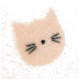 Gros plan d'un tissu doux de couleur crème présentant un visage de chat mignon en rose pâle avec des moustaches et un petit nez.
