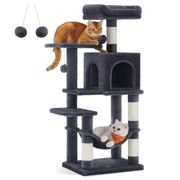 Ein grauer Katzenbaum mit mehreren Ebenen, mit einer orangefarbenen Katze, die mit einem hängenden Ball spielt, und einer weißen Katze, die in einer Hängematte entspannt.