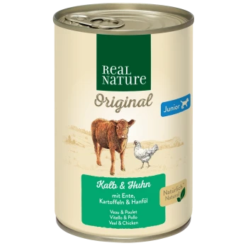 Dose Real Nature Original Tiernahrung für Junioren, mit Illustrationen eines Kalbs und eines Huhns, beschriftet mit "Kalb & Huhn" und Zutaten aufgelistet.