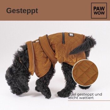 Ein schwarzer Hund in einer braunen gesteppte Jacke, die den Stoff zeigt. Der Text lautet "Gesteppt" und "Edel gesteppt und leicht wattiert."