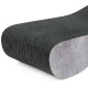 Nahaufnahme eines modernen, gebogenen schwarzen Kratzbaums für Katzen mit einer strukturierten Oberfläche und einem glatten, hellgrauen Sockel.