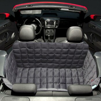 Ein gepolsterter schwarzer Autositzbezug für Haustiere, entworfen zum Schutz der Rückbank eines Fahrzeugs, mit gestepptem Stoff und Seitenklappen.