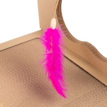 Eine Nahaufnahme eines rosa Federballs, der an einer Holzperle hängt, die an einem Pappkratzbaum befestigt ist.