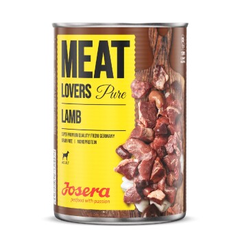 Dosen-Hundefutter mit der Aufschrift "Meat Lovers Pure Lamb" mit Stückchen von Lammfleisch, mit Text über Premiumqualität, getreidefrei und Monoprotein.