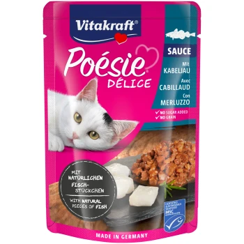 Vitakraft Poésie Délice Katzenfutterbeutel mit einer weißen Katze, die Fischstücke in Sauce zeigt. Text: "Kein Zucker, kein Getreide, natürlicher Fisch."