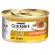 Puszka karmy dla kotów Purina Gourmet Gold z białym kotem na etykiecie, z tekstem "Raffiniertes Ragout mit Huhn" wyraźnie wyeksponowanym.
