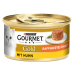 Eine Dose Purina Gourmet Gold Katzenfutter mit einer weißen Katze auf dem Etikett, mit dem Text "Raffiniertes Ragout mit Huhn" deutlich angezeigt.