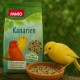 Eine bunte Tüte Panto Kanarienvogel-Futter mit einem roten und gelben Kanarienvogel, mit einer Schüssel voller Samen davor.
