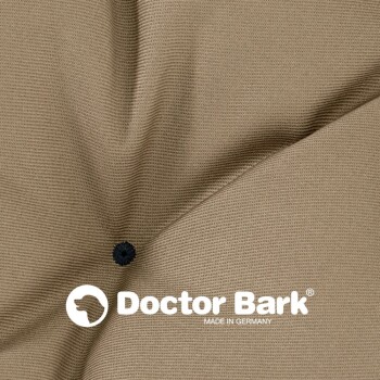 Nahaufnahme eines strukturierten beigen Stoffes mit einem schwarzen Knopf, der das Logo "Doctor Bark" und den Text "MADE IN GERMANY" zeigt.
