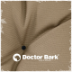 Nahaufnahme eines strukturierten beigen Stoffes mit einem schwarzen Knopf, der das Logo "Doctor Bark" und den Text "MADE IN GERMANY" zeigt.