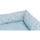 Helles blaues Haustierbett mit floralen und Paisley-Mustern an den Seiten, mit einem weichen, gepolsterten Innenraum.