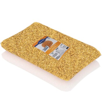 Eine Tüte mit goldenfarbener Haustierbettwäsche aus natürlichen Materialien, mit einem Etikett mit Produktdetails und Nährwertinformationen.