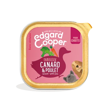 Nourriture pour chiens Edgard Cooper pour chiots, avec un emballage rose illustré de canard, de poulet, de brocoli et de pois.