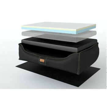 Ein geschichtetes Haustierbett-Design, das eine schwarze Außenhülle, mehrere Schaumstoffschichten und eine Basis zeigt, wobei Komfort und Unterstützung betont werden.