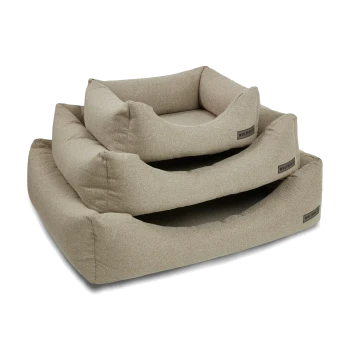 Gepolsterte, rechteckige Haustierbetten in Beige, in drei Größen gestapelt, mit Stoffstruktur und 'WOLTERS'-Label.