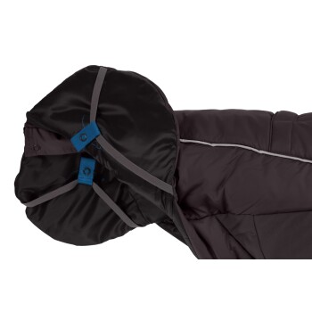 Eine Nahaufnahme eines schwarzen Hundemantels mit Kapuze, mit blauen und grauen Riemen zur Anpassung, die sein schlankes Design zeigt.