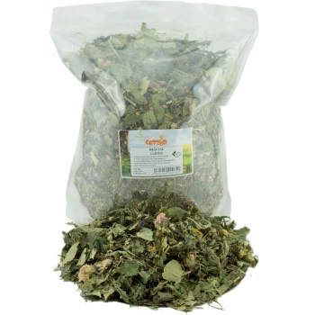 Eine durchsichtige Plastiktüte, gefüllt mit einer Mischung aus getrockneten Kräutern und Blumen für Haustiere, mit der Aufschrift "GETZOO KRÄUTER GARTEN," mit einem Gewicht von 500 g.