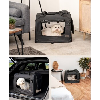 Eine schwarze Haustiertrage mit Netzfenstern, in der ein kleiner Hund zu sehen ist, wird in verschiedenen Umgebungen gezeigt: einem Wohnzimmer, einem Kofferraum und einem Schlafzimmer.