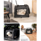 Eine schwarze Haustiertrage mit Netzfenstern, in der ein kleiner Hund zu sehen ist, wird in verschiedenen Umgebungen gezeigt: einem Wohnzimmer, einem Kofferraum und einem Schlafzimmer.