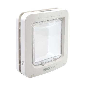 Porte pour animaux de compagnie blanche avec un clapet transparent, étiquetée "SUREFLAP," conçue pour un accès facile pour les animaux.