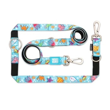 Blaues Haustier-Leinen- und Geschirrset mit bunten Meeresbewohner-Mustern und Metallverschlüssen, beschriftet mit „Max & Molly“ und „Urban Pets“.