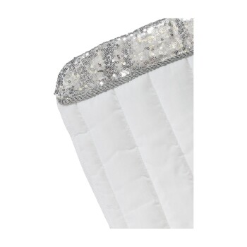 Weißes Haustierdecke mit einem silbernen Paillettenrand oben, mit einem gesteppten Design.