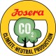 Josera-Logo auf einem gelben runden Abzeichen mit zwei grünen Bäumen und dem Text "CO2" und "KLIMANEUTRALE PRODUKTION."
