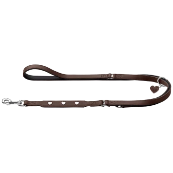 Braune Leder-Hundeleine mit gepolstertem Griff, drei herzförmigen Ausschnitten, silbernem Karabiner und herzförmigem Anhänger.