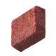 Ein rechteckiger Block Haustierfutter, strukturiert und rötlich-braun, isoliert auf einem weißen Hintergrund.